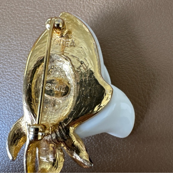 Signed Kenneth Jay Lane (KJL) "Midnight Magic" White Lucite Rose Flower Brooch - Picture 4 of 5